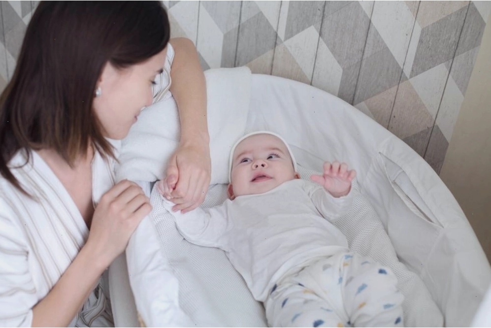 Bé sơ sinh đang được mẹ massage bụng nhẹ nhàng