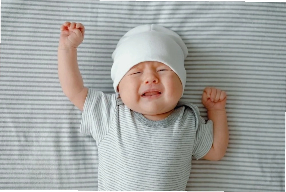 Bé sơ sinh đang ngủ ngon lành trên nôi
