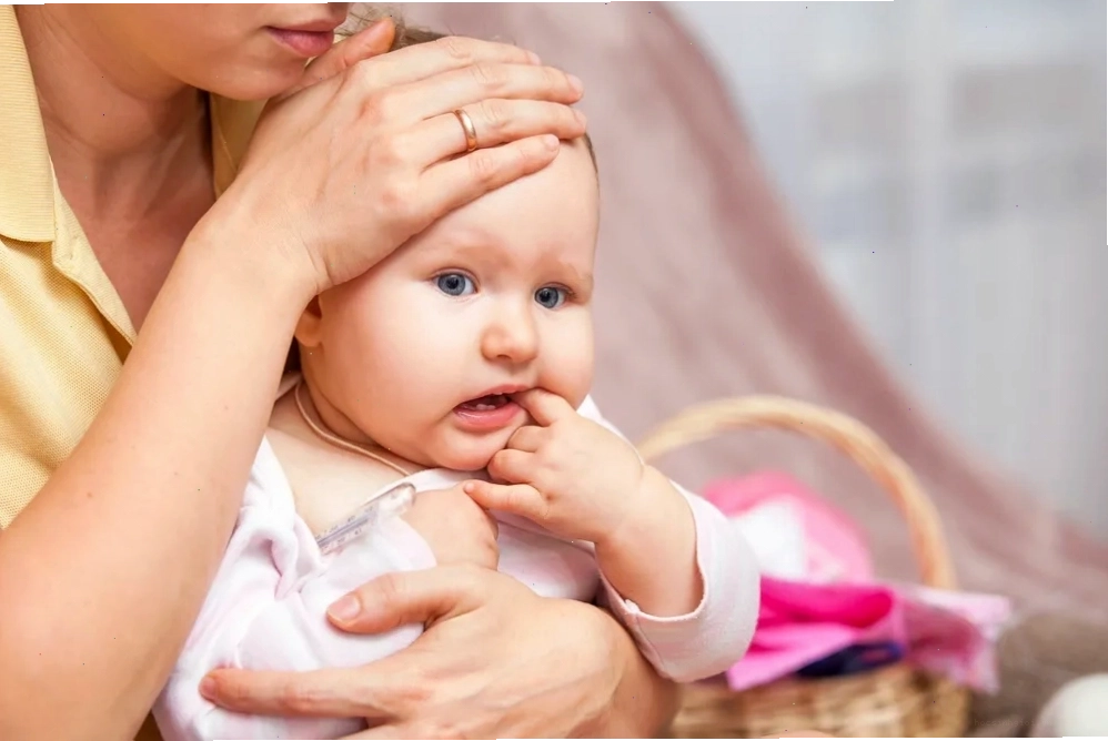 Bé sơ sinh đang vui vẻ chơi đùa