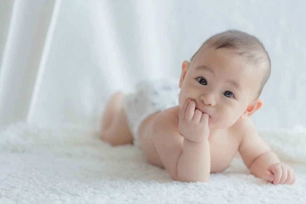 Bé sơ sinh được mẹ ôm ấp vỗ về
