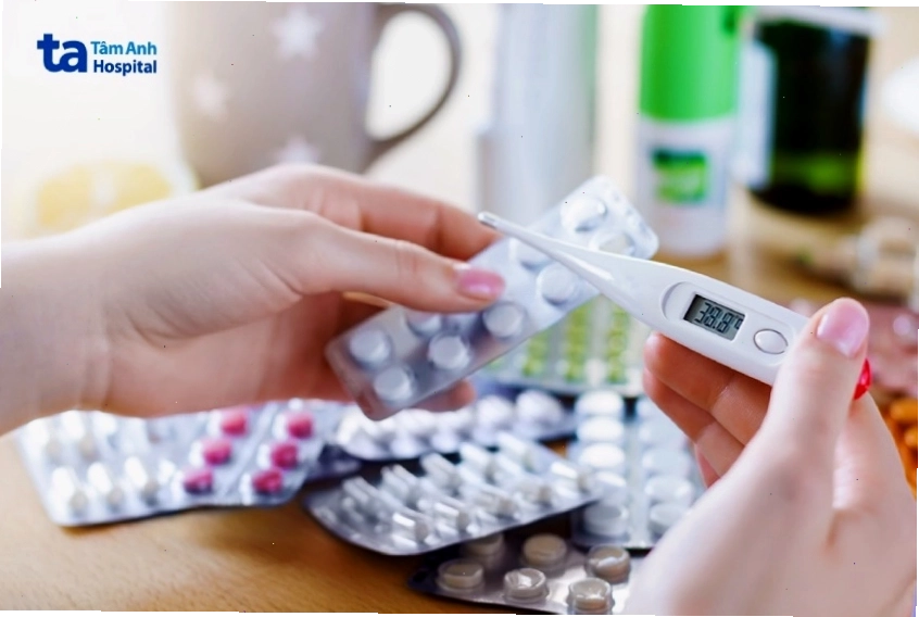Bố mẹ có thể hạ sốt cho trẻ bằng thuốc giảm đau, hạ sốt