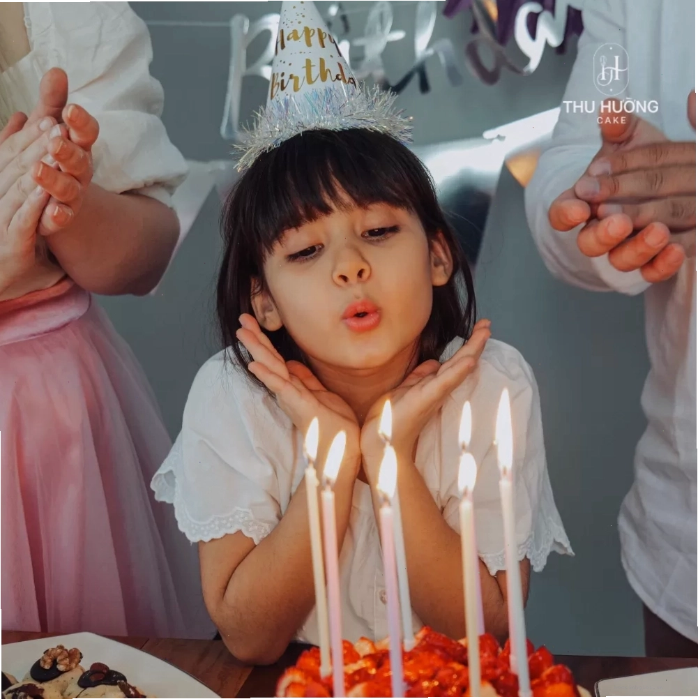 Bố mẹ ôm con gái trong ngày sinh nhật