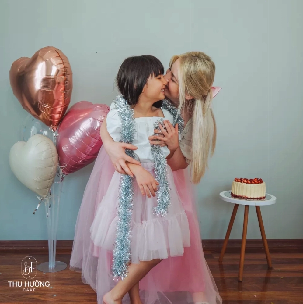 Bố và con gái cùng cắt bánh sinh nhật