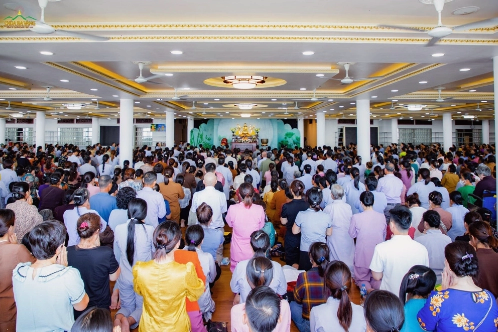 Các thiện nam, tín nữ về chùa Ba Vàng tham dự lễ quy y Tam Bảo