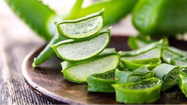 Cách trị thâm mắt bằng nha đam tươi và nước ép khoai tây