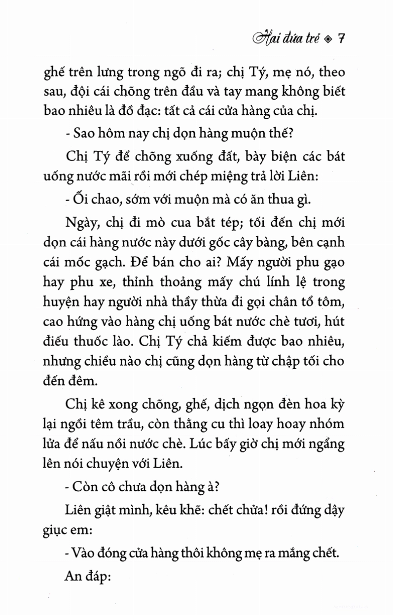 Cận cảnh cửa hàng tối với những vật dụng đơn sơ