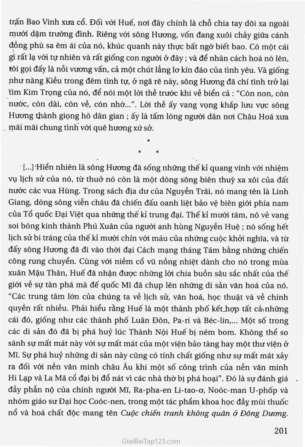 Cận cảnh dòng chảy của sông Hương với ánh nắng chiều vàng rực