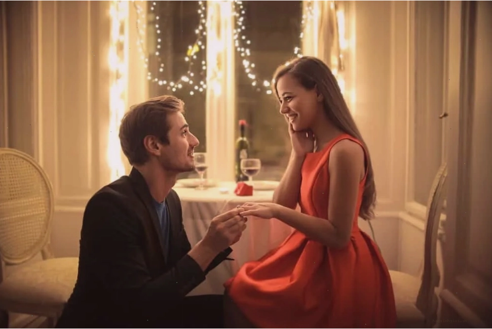Cặp đôi cầu hôn lãng mạn trên bãi biển lúc hoàng hôn