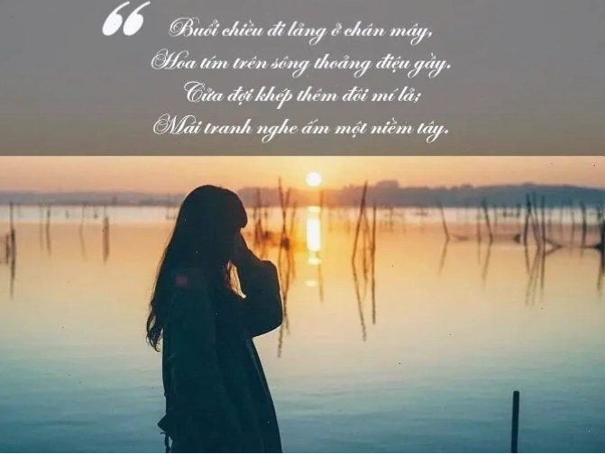 Cặp đôi ngắm hoàng hôn trên biển