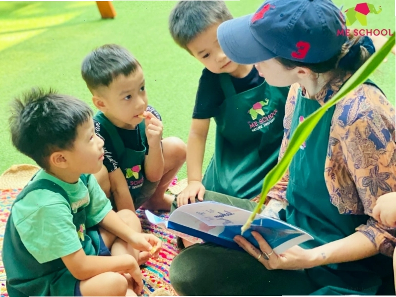 Cha mẹ đọc thơ cho con nghe với biểu cảm sinh động