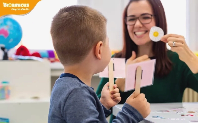 Cha mẹ nên chủ động tập nói cùng trẻ để kích thích khả năng ngôn ngữ