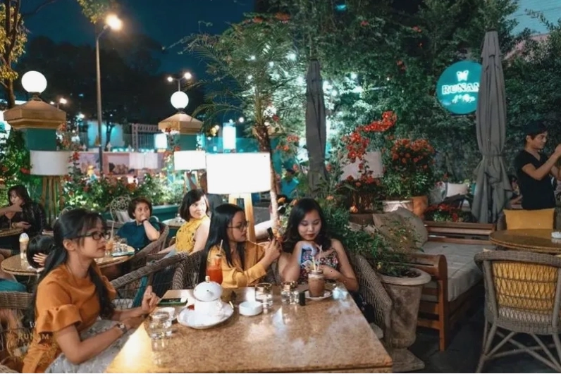 Chân dung cô gái với ánh mắt mơ màng và mái tóc bay trong gió