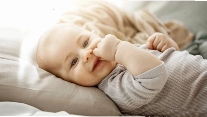 Cho bé chơi đồ chơi để quên đi thói quen mút tay
