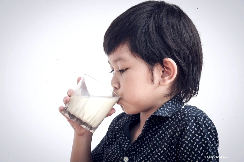 Cho trẻ uống sữa ấm trước khi ngủ giúp thư giãn