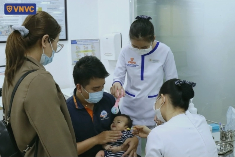 Cho trẻ uống vắc xin Rota phòng ngừa tiêu chảy