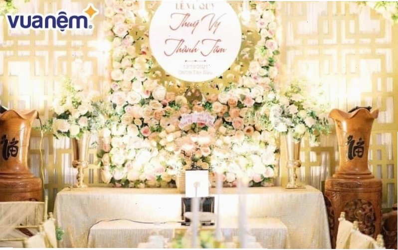 Chữ và hình ảnh trang trí đám cưới phải thẳng hàng