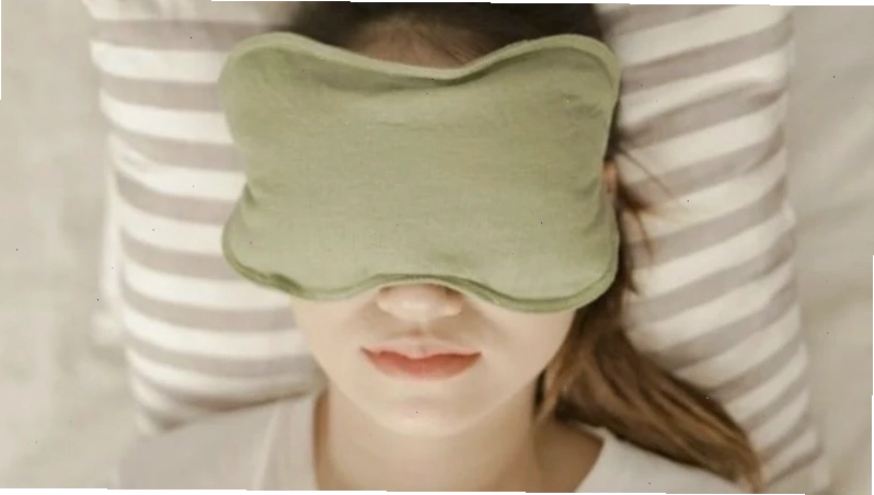 Chườm ấm giúp giảm sưng và đau do mụt lẹo mắt