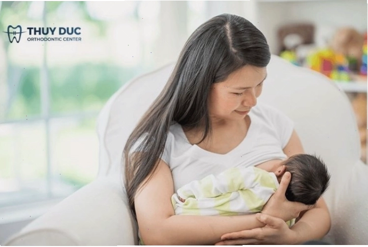 Chườm lạnh giúp giảm đau và sưng do đau răng