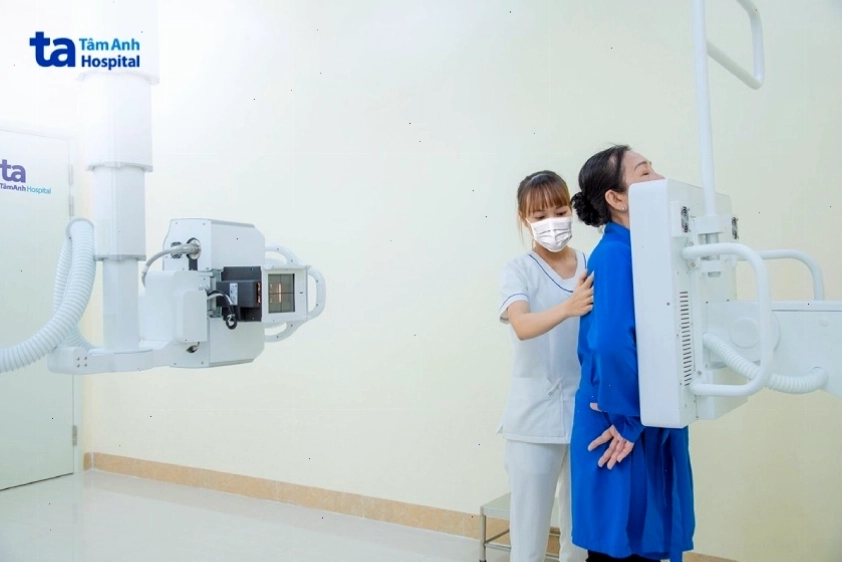 Chụp X-quang ngực là phương pháp giúp xác định nguyên nhân tức ngực khó thở