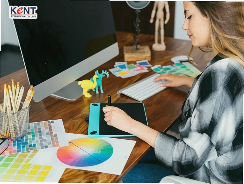 Chuyên gia thiết kế đồ họa đang làm việc trên máy tính