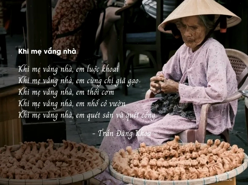 Chuyên gia văn học đang phân tích tác phẩm của Trần Đăng Khoa