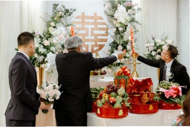 Cô dâu và chú rể nắm tay nhau trong buổi lễ