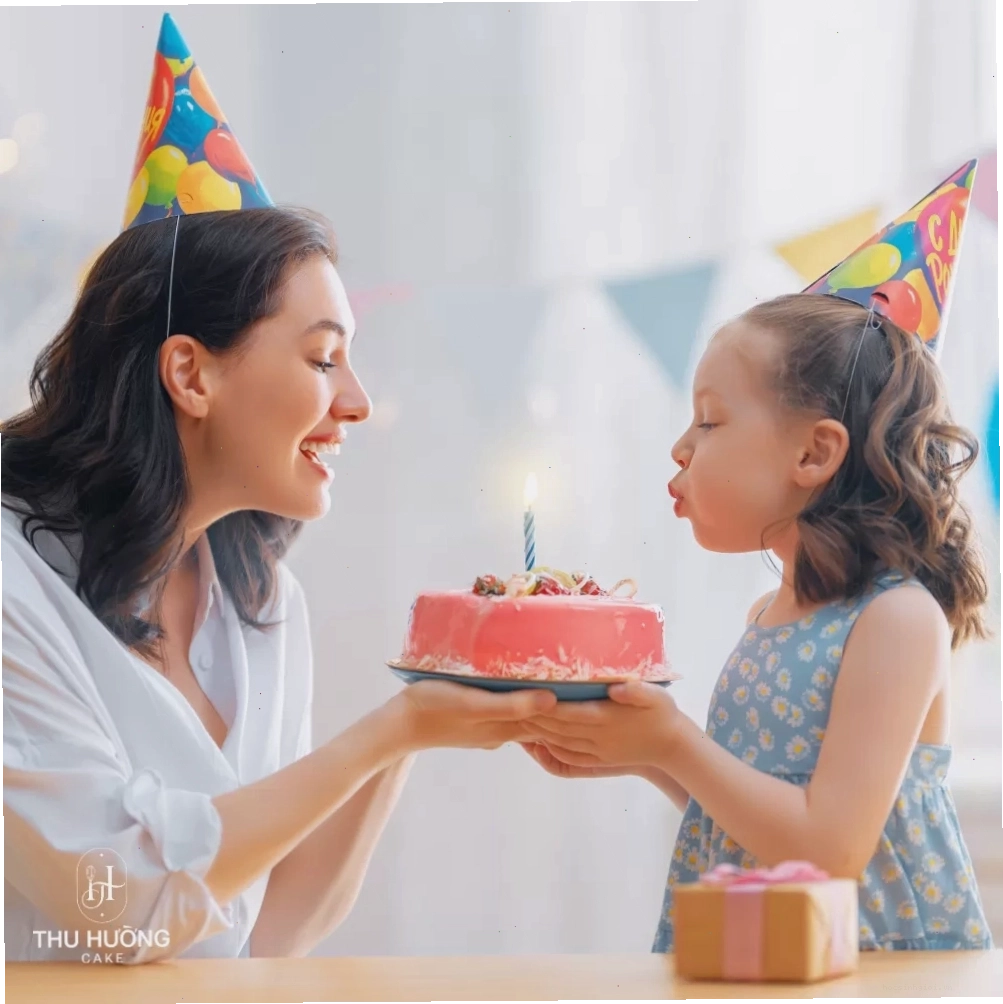 Cô gái trẻ nhận hoa chúc mừng sinh nhật