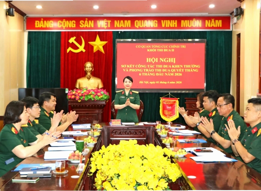 Cờ Tổ quốc tung bay trên boong tàu hải quân