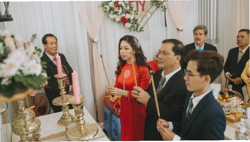 Đại diện họ nhà gái phát biểu trong lễ trao dâu