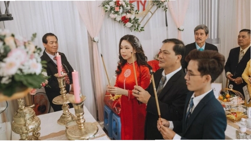 Đại diện nhà gái phát biểu trong lễ xin dâu với nụ cười rạng rỡ