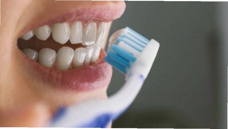 Đánh răng quá mạnh hoặc sai kỹ thuật làm nướu bị tổn thương