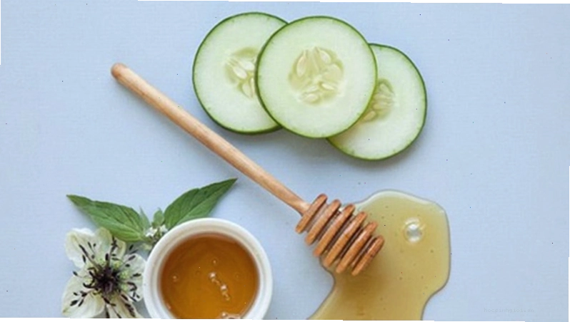 Đắp hỗn hợp nghệ, cà chua, sữa chua và bột gạo