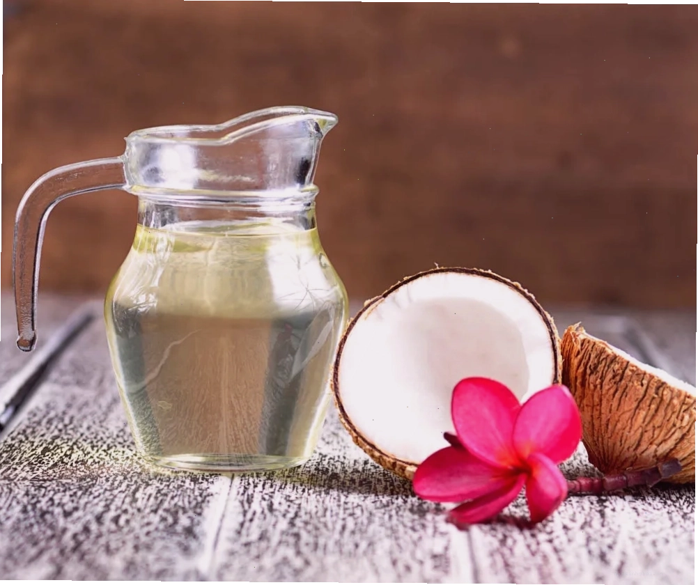 Dầu dừa dưỡng ẩm cho đôi môi thêm mềm mại và hồng hào