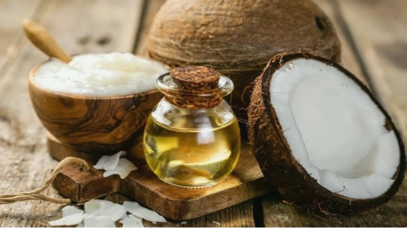 Dầu dừa dưỡng ẩm và có đặc tính kháng nấm, hỗ trợ điều trị hắc lào
