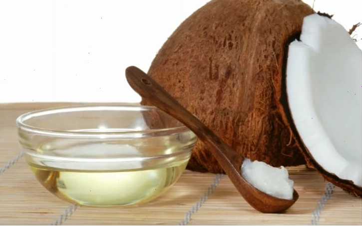 Dầu dừa dưỡng ẩm và làm mềm mịn làn da