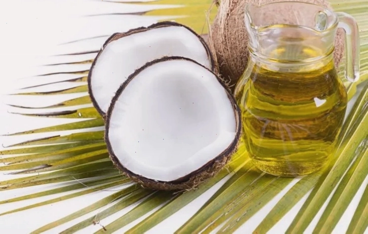 Dầu dừa làm mềm lớp biểu bì cứng ở kẽ tay, kẽ chân