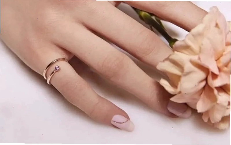 Đeo nhẫn ngón út mang lại may mắn và sự khéo léo