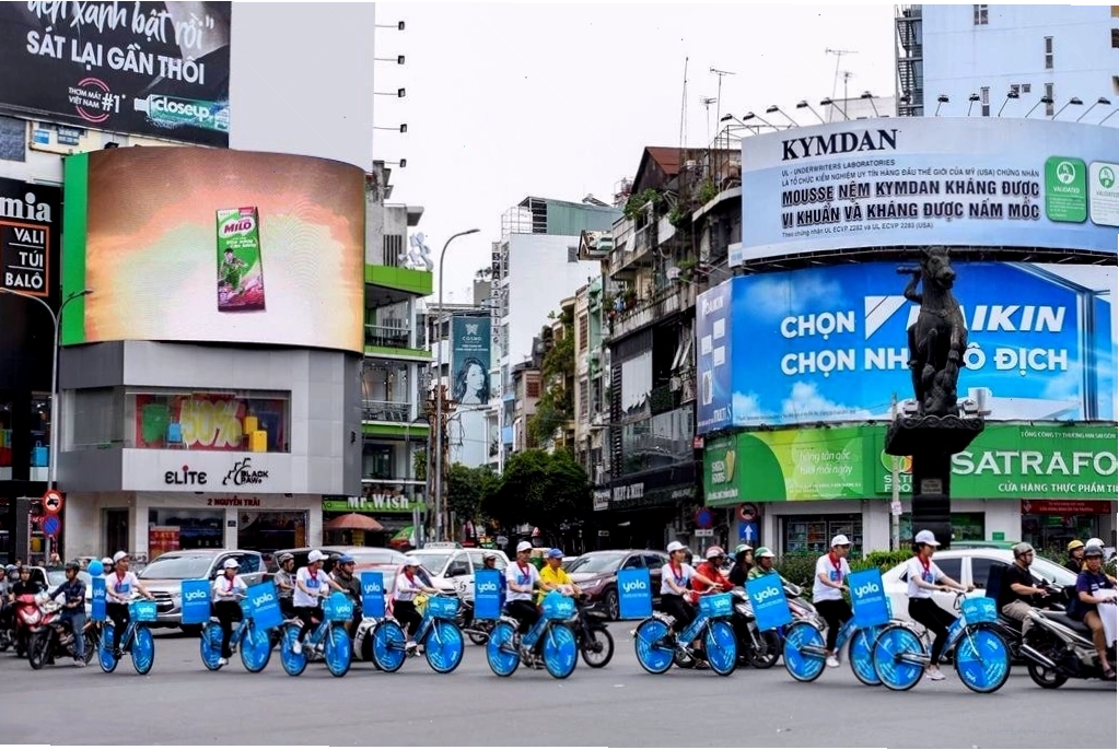 Đội ngũ nhân sự chuyên nghiệp trong buổi roadshow