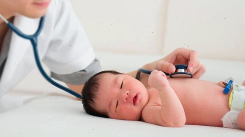 Đưa bé thăm khám bác sĩ khi táo bón kéo dài hoặc có dấu hiệu bất thường