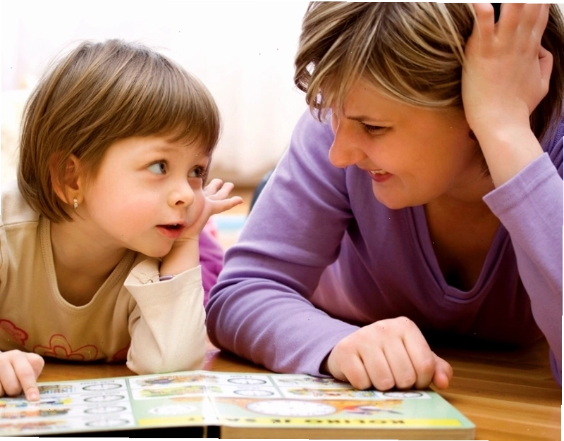 Đưa trẻ đi khám chuyên gia ngôn ngữ khi có dấu hiệu chậm nói