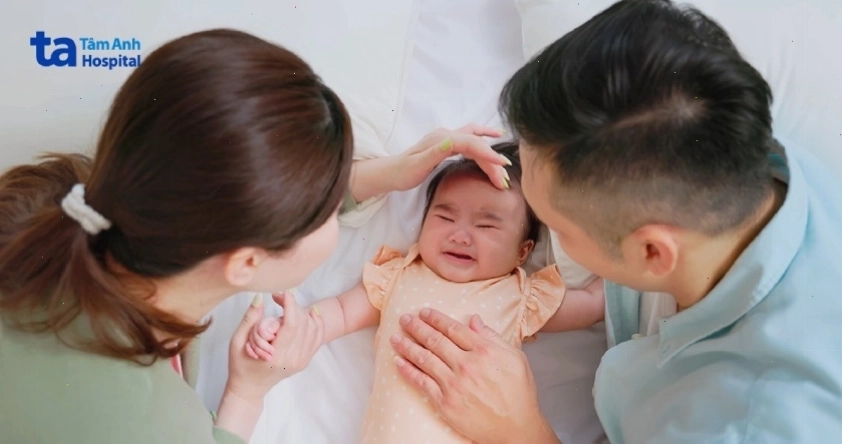 Đưa trẻ sơ sinh bị rối loạn tiêu hóa đi khám bác sĩ