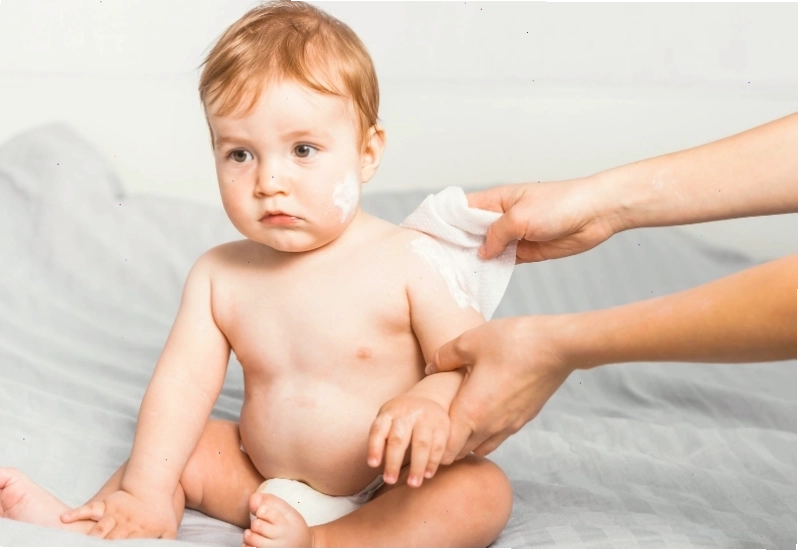 Dùng khăn mềm thấm nước ấm lau người là mẹo chữa sốt siêu vi cho trẻ hiệu quả
