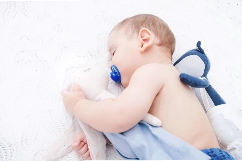 Dùng ti giả và chèn gối là mẹo dân gian trị giật mình cho trẻ sơ sinh