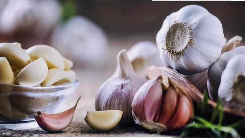 Dùng tỏi tươi là mẹo chữa đau răng cho mẹ cho con bú hiệu quả tại nhà