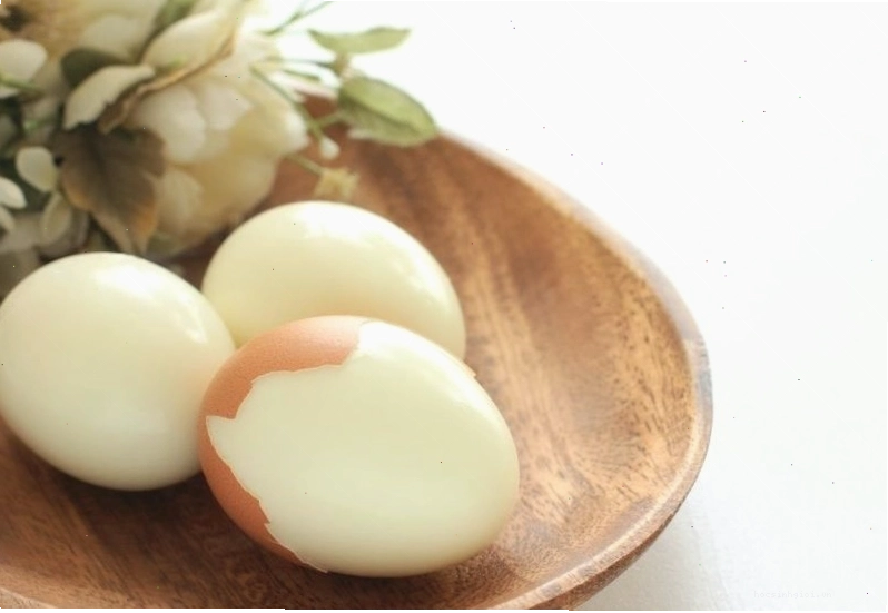 Dùng trứng gà luộc nóng để trị mụt lẹo mắt