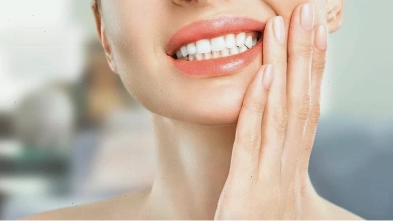 Ê buốt răng là tình trạng đau răng khi tiếp xúc với tác nhân kích thích như thức ăn nóng, lạnh