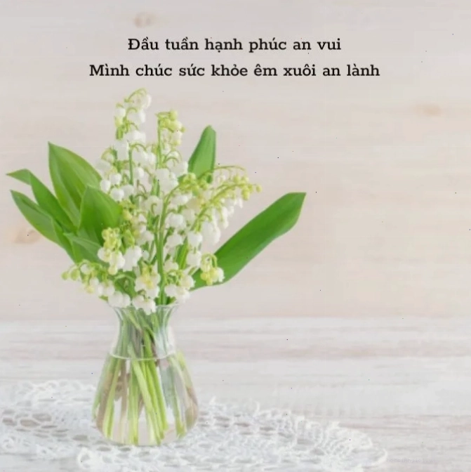 Em bé đang vui vẻ giơ tay chào