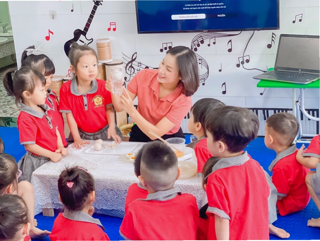 Gấu con ngã xuống hố được Bác Voi cứu giúp