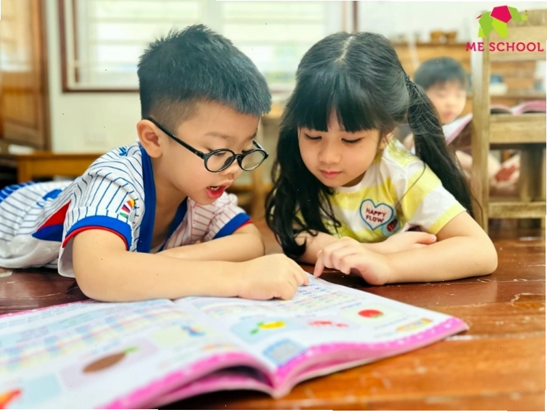 Gia đình quây quần đọc thơ bên nhau