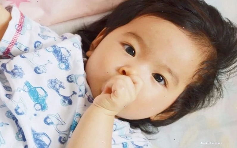 Giải thích nhẹ nhàng cho bé hiểu tác hại của việc mút tay
